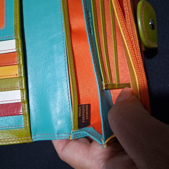 Vibrant Orange and Green Bifold Wallet with Modern Design - Picture 7 of 7